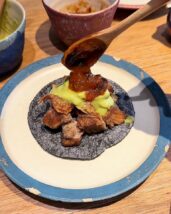渋谷のピンク地帯が変える若者の食卓。無限タコスで話題の「あの店」が2026年に行き着いた新境地
